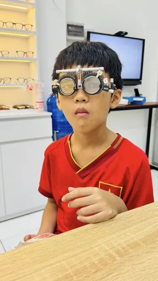 Cắt Kính Cận Theo Độ Tại Mắt Kính HDK – Chuẩn Độ, Phù Hợp Từng Khuôn Mặt
